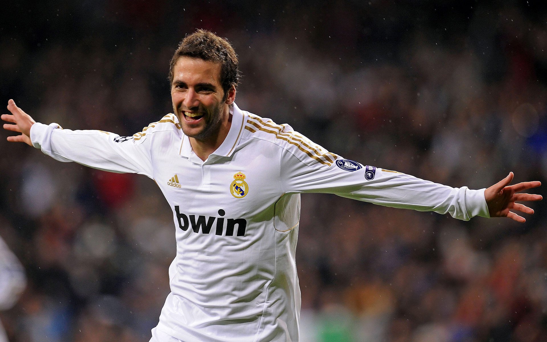 《FIFA》“虚拟足球”世界巡回赛，街头足球新体验！